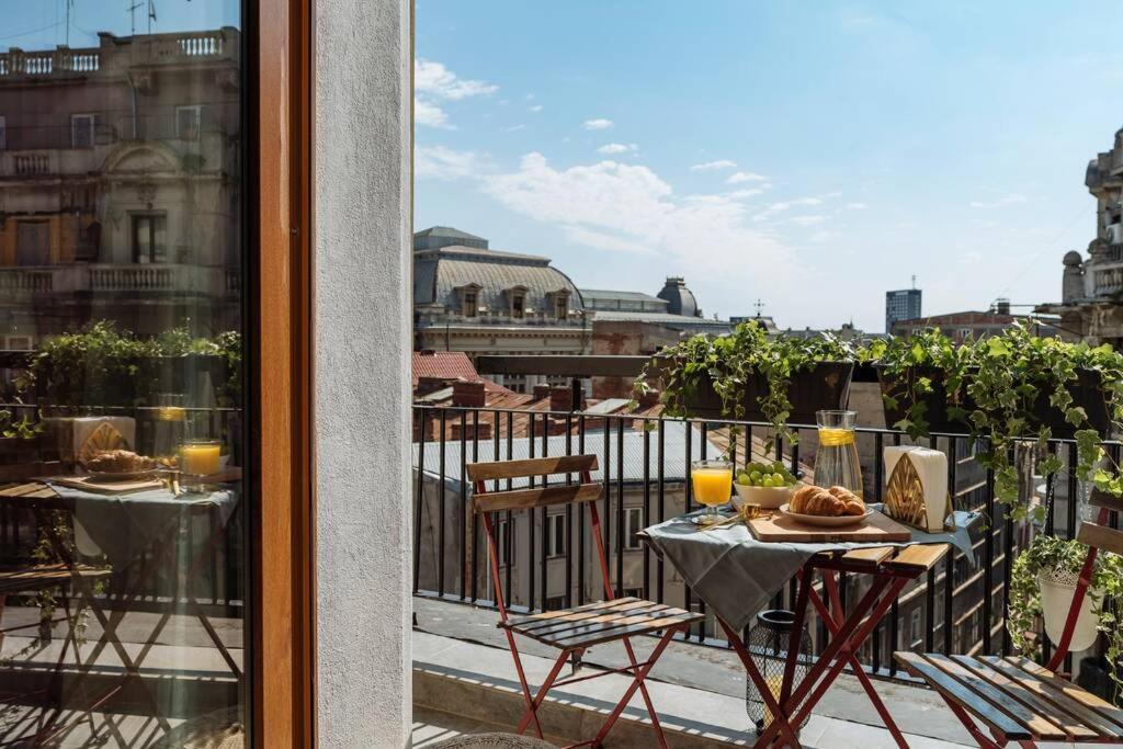 Sunny 2Br Flat - Old Town View Apartment Bukares Bagian luar foto