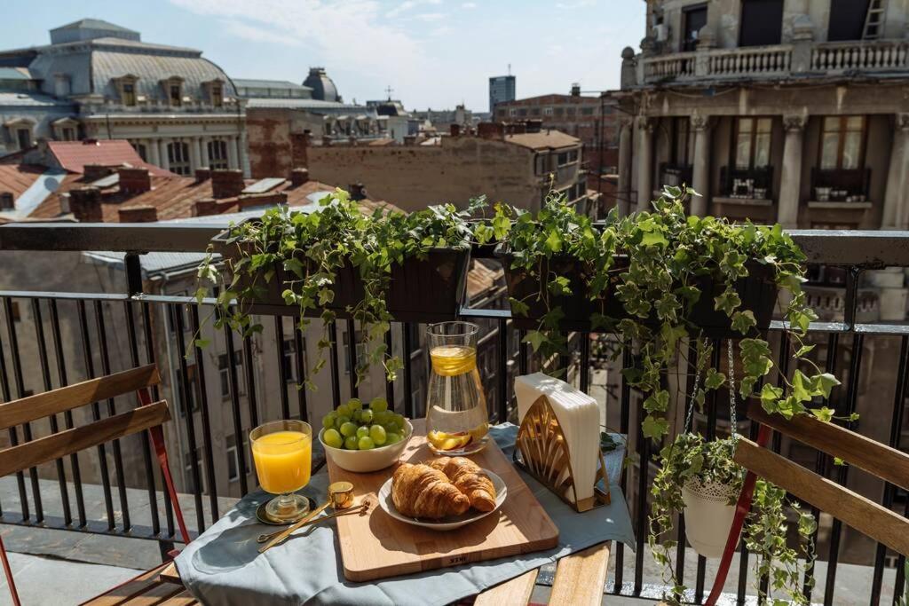 Sunny 2Br Flat - Old Town View Apartment Bukares Bagian luar foto