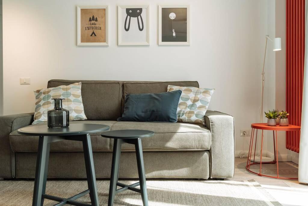 Sunny 2Br Flat - Old Town View Apartment Bukares Bagian luar foto