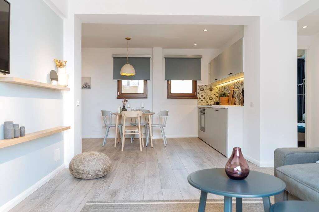 Sunny 2Br Flat - Old Town View Apartment Bukares Bagian luar foto