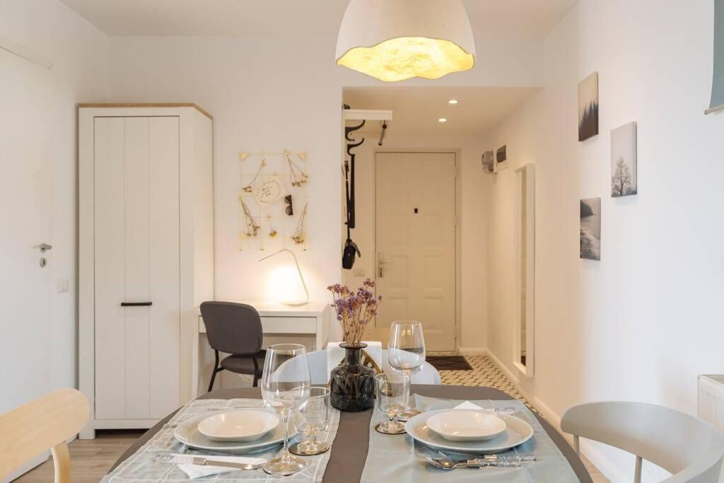Sunny 2Br Flat - Old Town View Apartment Bukares Bagian luar foto
