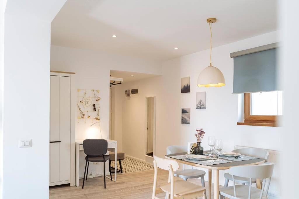 Sunny 2Br Flat - Old Town View Apartment Bukares Bagian luar foto