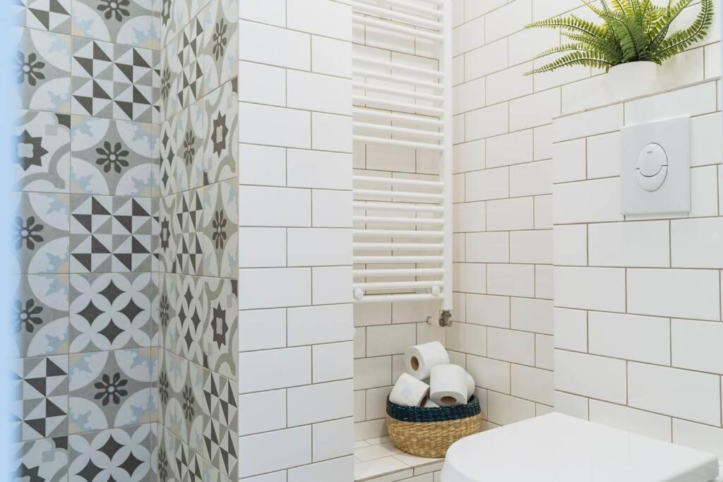 Sunny 2Br Flat - Old Town View Apartment Bukares Bagian luar foto