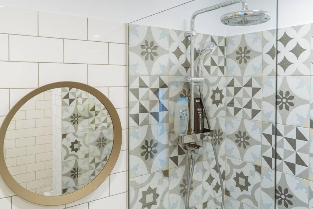 Sunny 2Br Flat - Old Town View Apartment Bukares Bagian luar foto