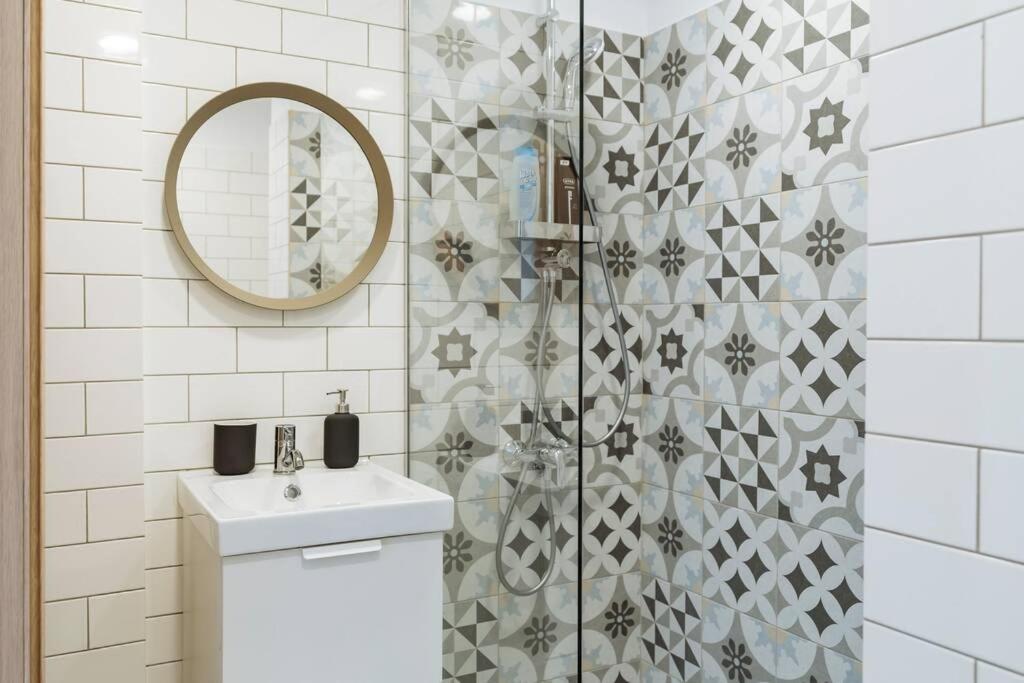 Sunny 2Br Flat - Old Town View Apartment Bukares Bagian luar foto
