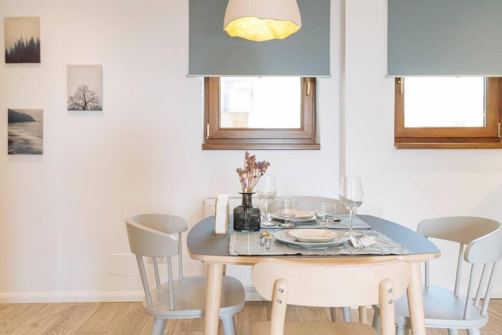 Sunny 2Br Flat - Old Town View Apartment Bukares Bagian luar foto