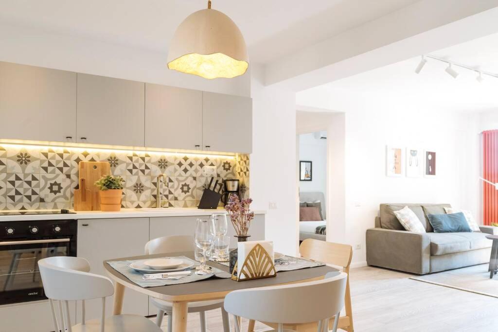 Sunny 2Br Flat - Old Town View Apartment Bukares Bagian luar foto