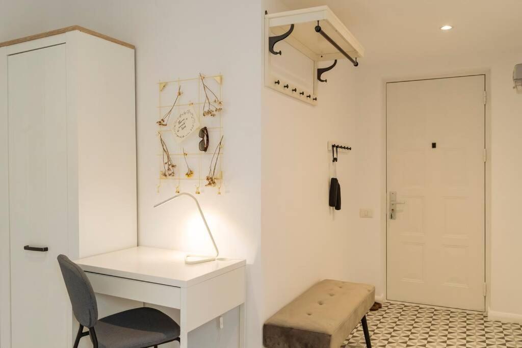 Sunny 2Br Flat - Old Town View Apartment Bukares Bagian luar foto