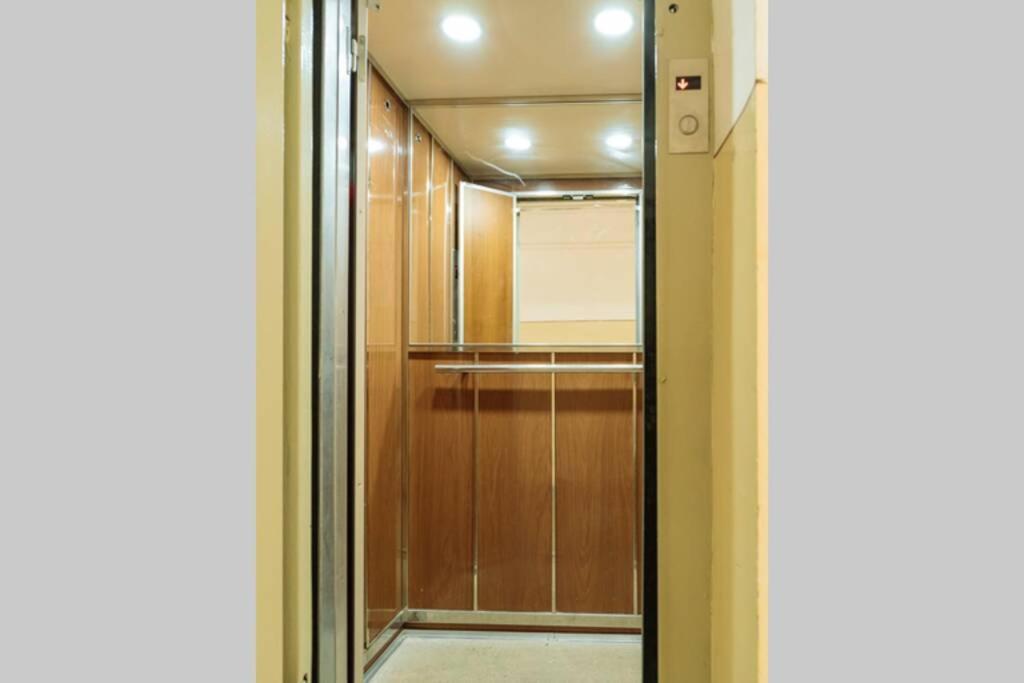 Sunny 2Br Flat - Old Town View Apartment Bukares Bagian luar foto