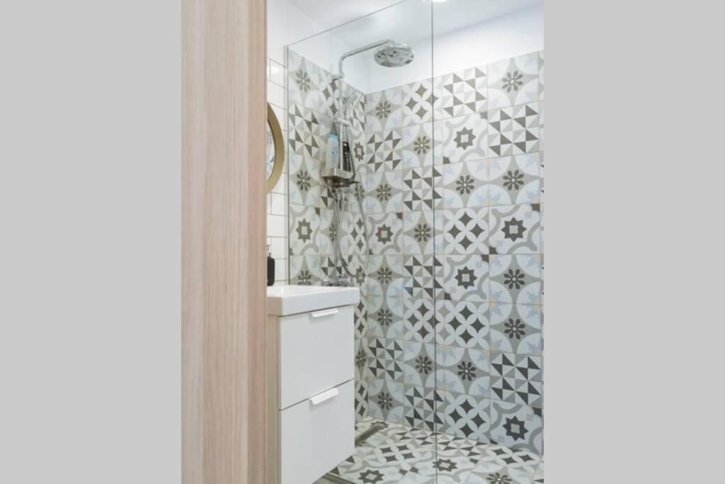 Sunny 2Br Flat - Old Town View Apartment Bukares Bagian luar foto