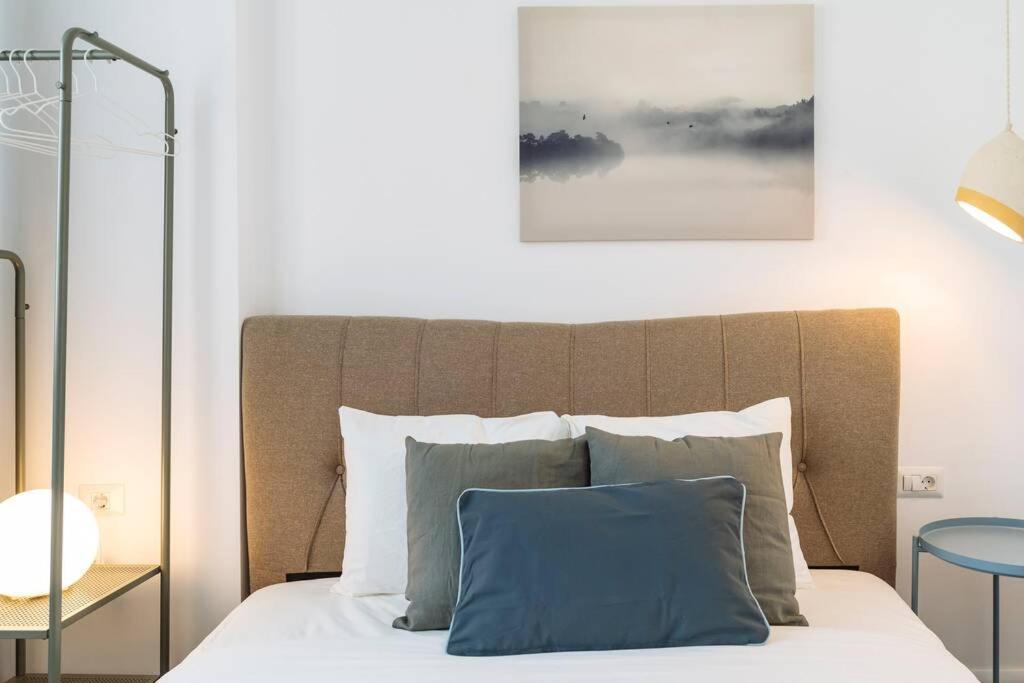 Sunny 2Br Flat - Old Town View Apartment Bukares Bagian luar foto