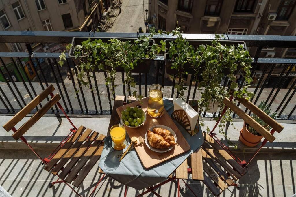 Sunny 2Br Flat - Old Town View Apartment Bukares Bagian luar foto