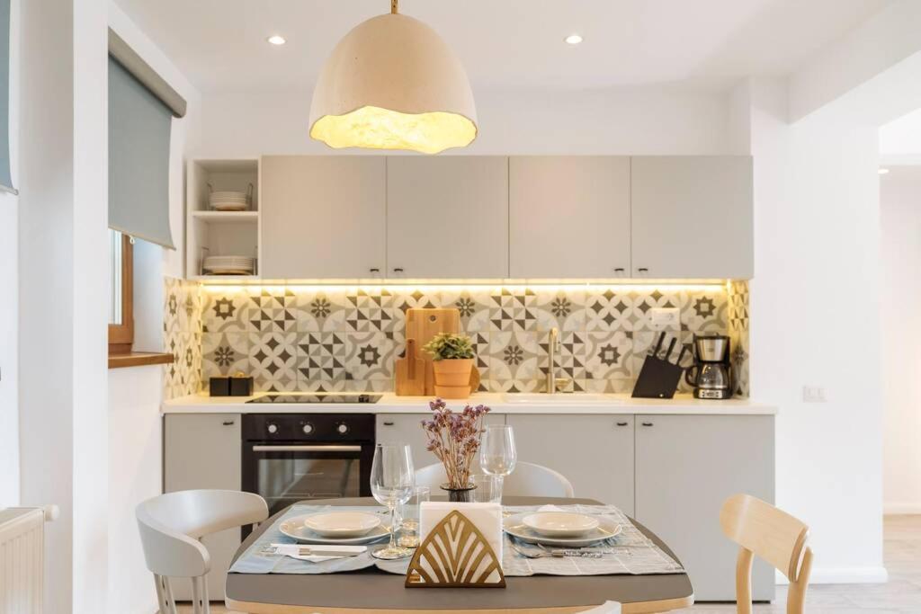 Sunny 2Br Flat - Old Town View Apartment Bukares Bagian luar foto