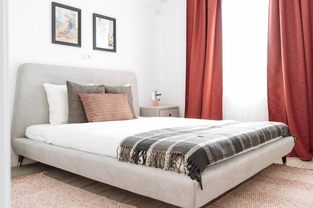 Sunny 2Br Flat - Old Town View Apartment Bukares Bagian luar foto